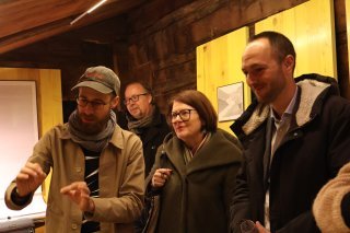 Mathias Reynard s'est plu à découvrir les expositions, ici avec les explications de Thierry Raboud